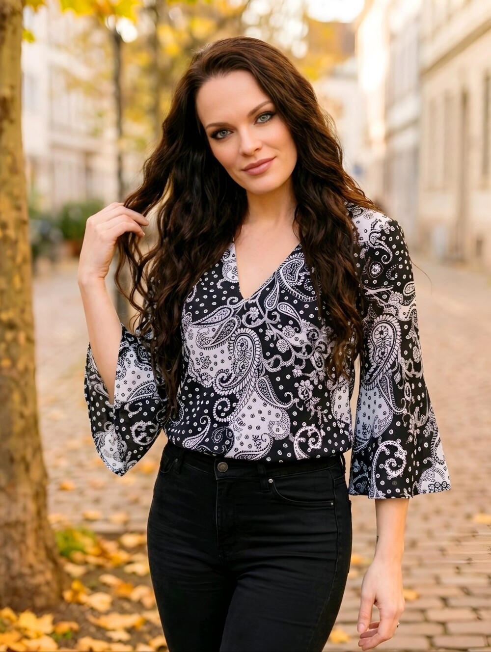 Express Paisley Bell Sleeve Blouse Black White Keyhole Back Top Shirt Sz XS EUC